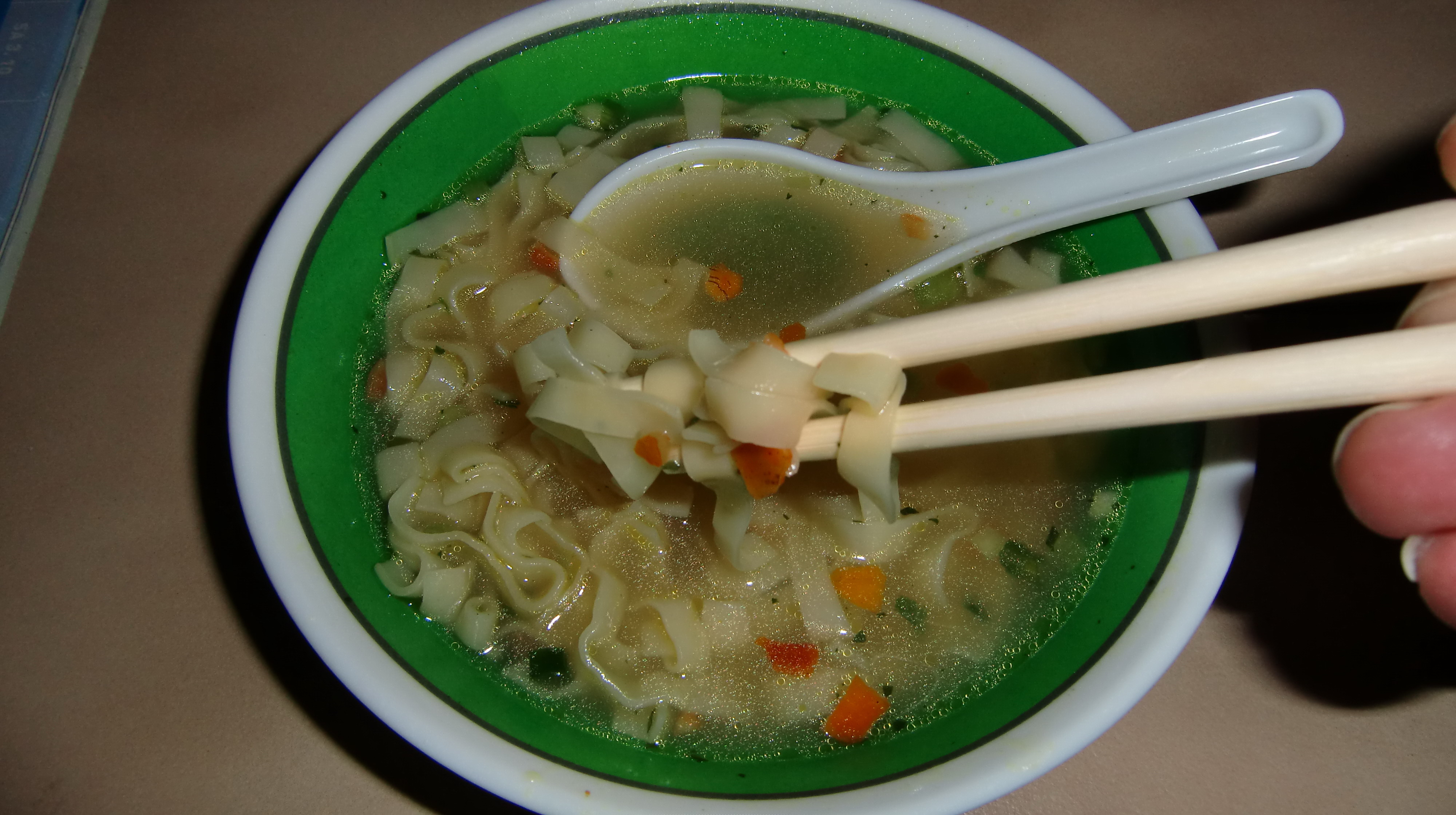 Asiatische Suppe mit Gemüse und Nudeln (6)