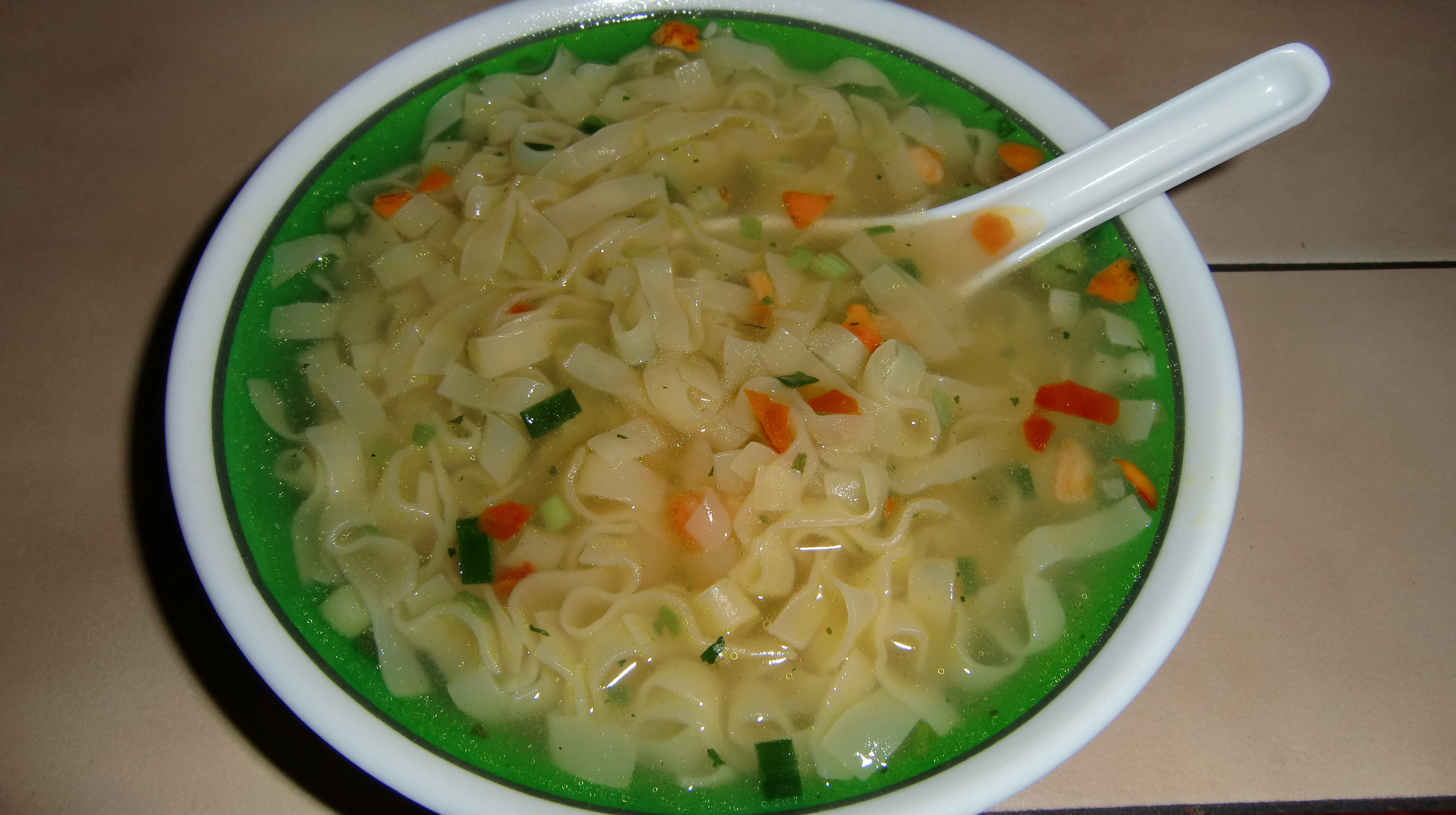 Asiatische Suppe mit Gemüse und Nudeln (7)